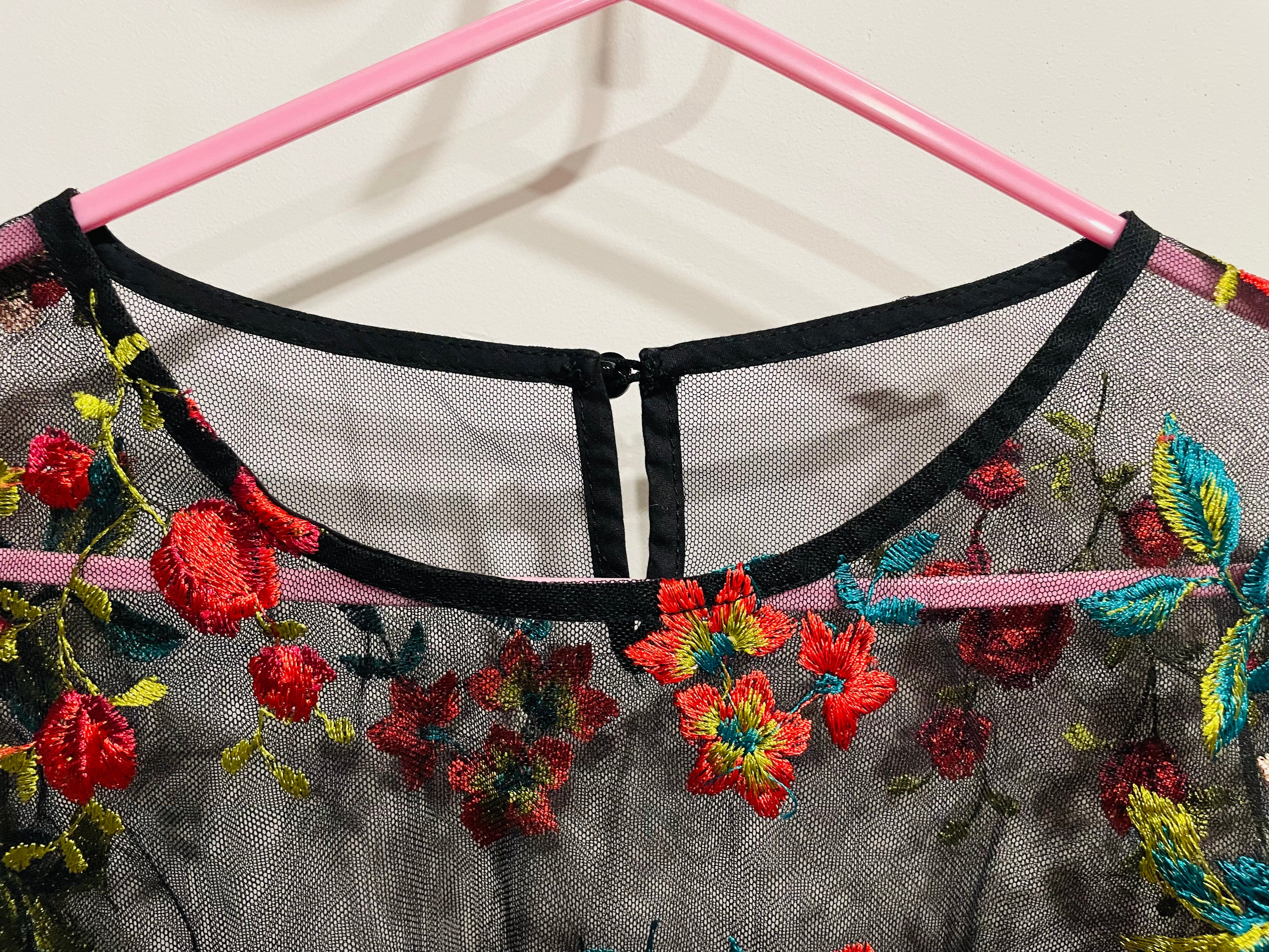 Crop top fleurs brodées - taille Small à Medium
