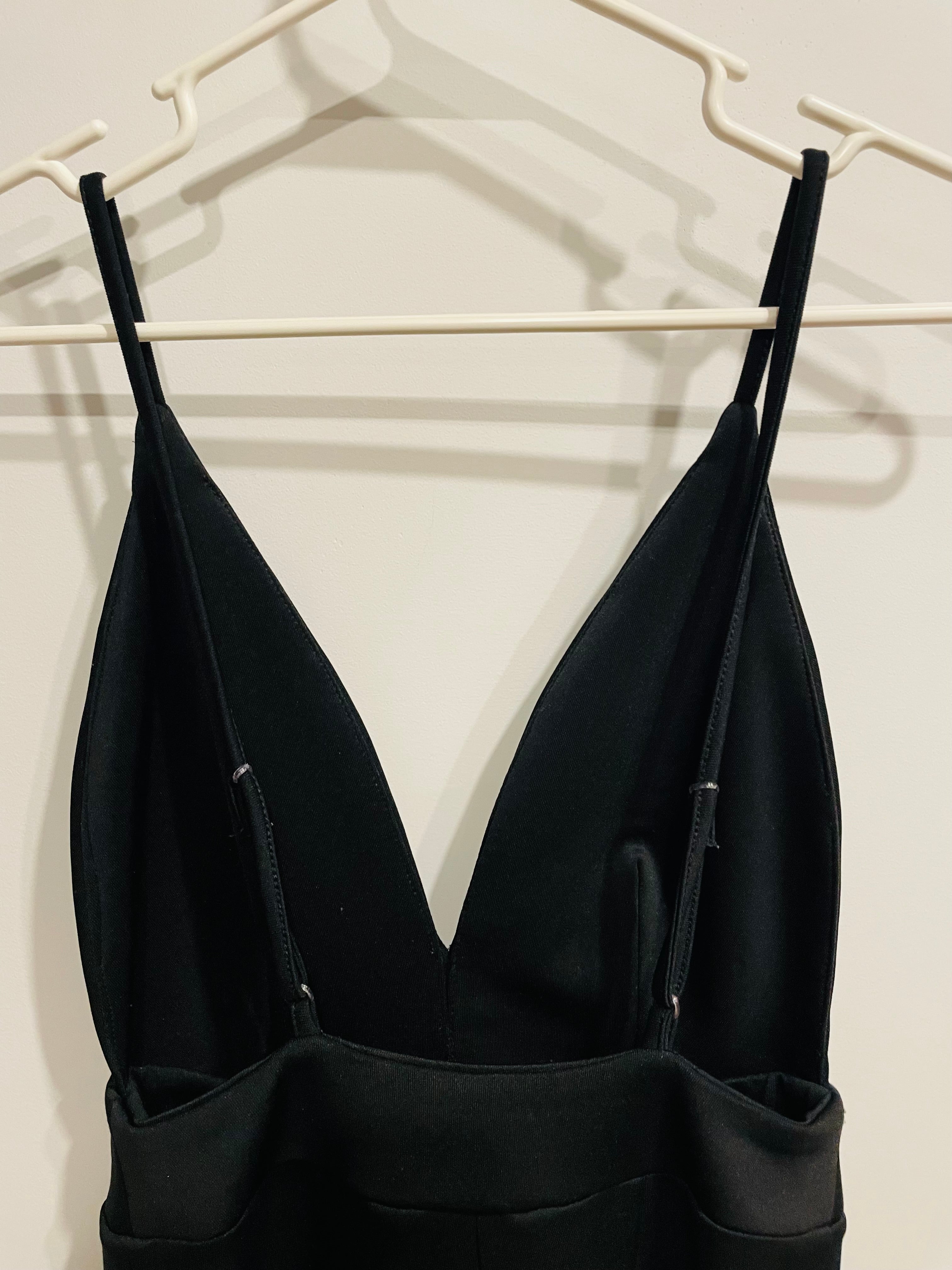Jumpsuit noir a devant plongeant et a dos nu - Revamped - taille Small