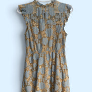 Robe courte, sans manches, bleue et beige, tissus dentelle/ Monteau / taille médium