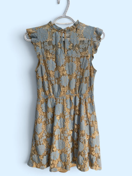 Robe courte, sans manches, bleue et beige, tissus dentelle/ Monteau / taille médium
