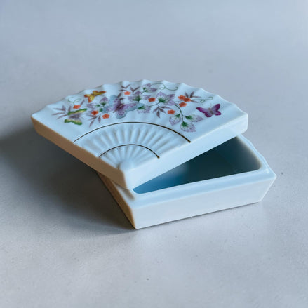 Petite boîte en céramique en forme d’éventail