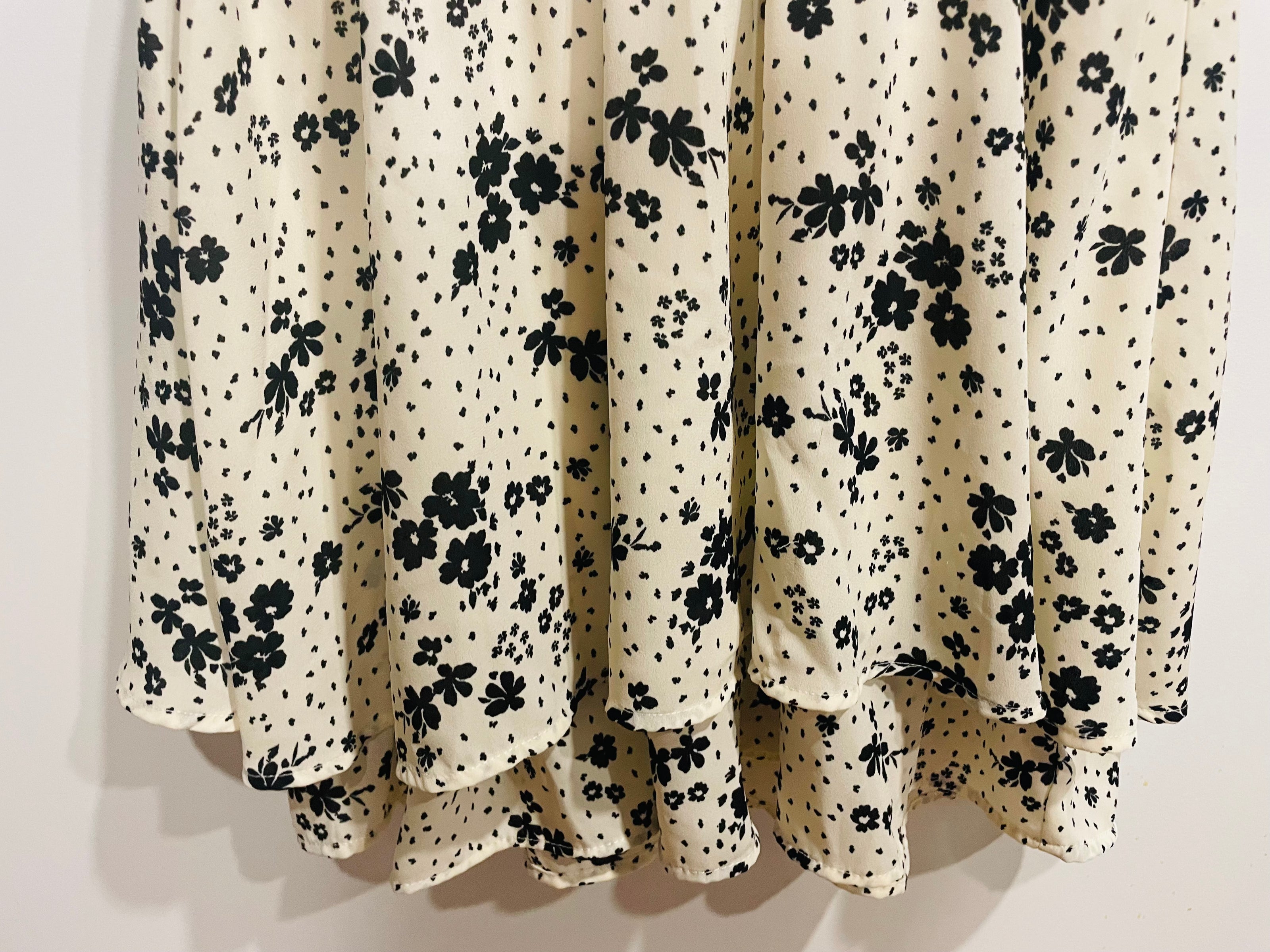 Robe blanche fleurs noires - Medium - bien lire description