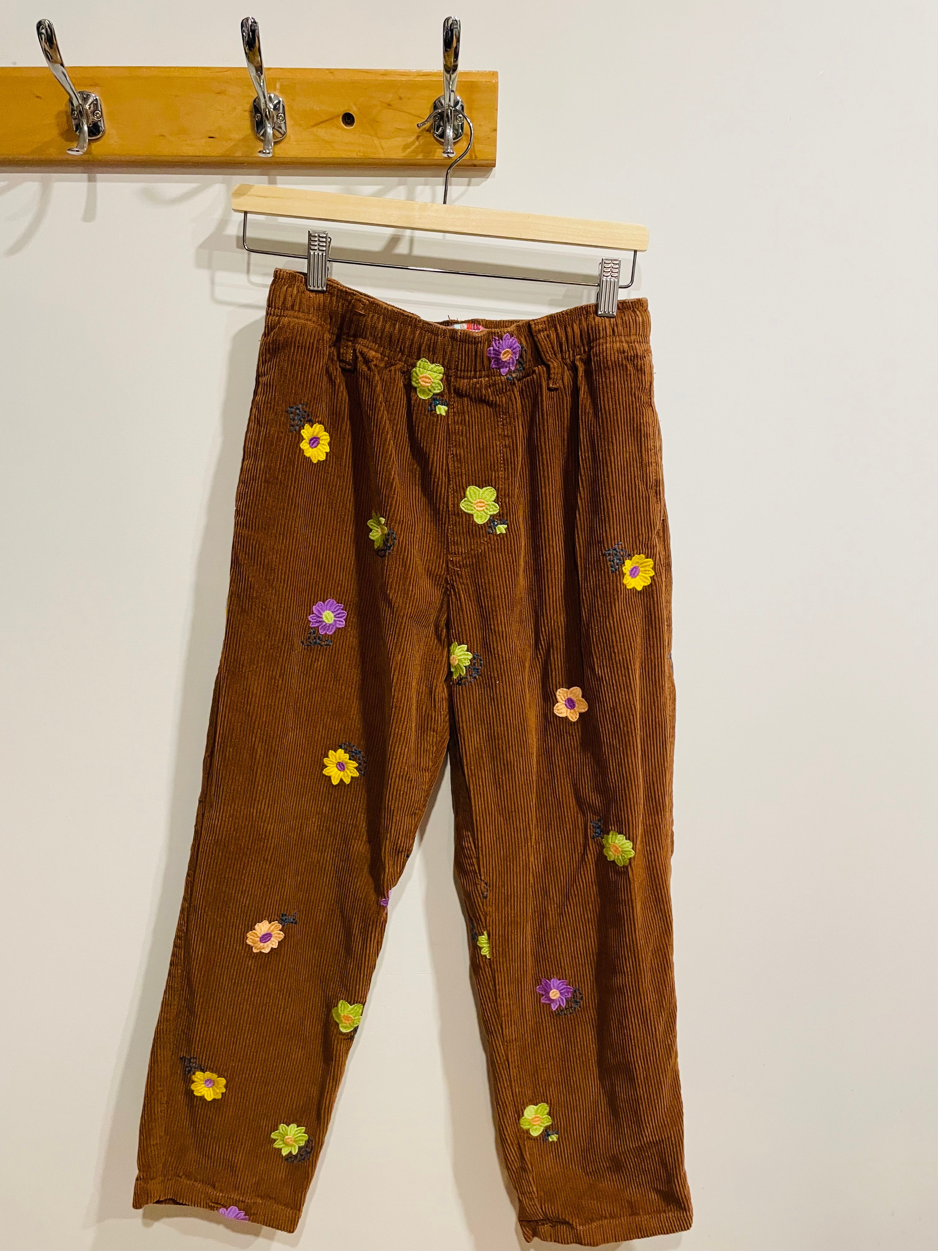 Pantalon corduroy & broderies florales - Urban Outfitters