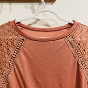 Haut rose terracotta - empiècements dentelle crochet - encolure ronde - manches courtes - Shein - Taille Large