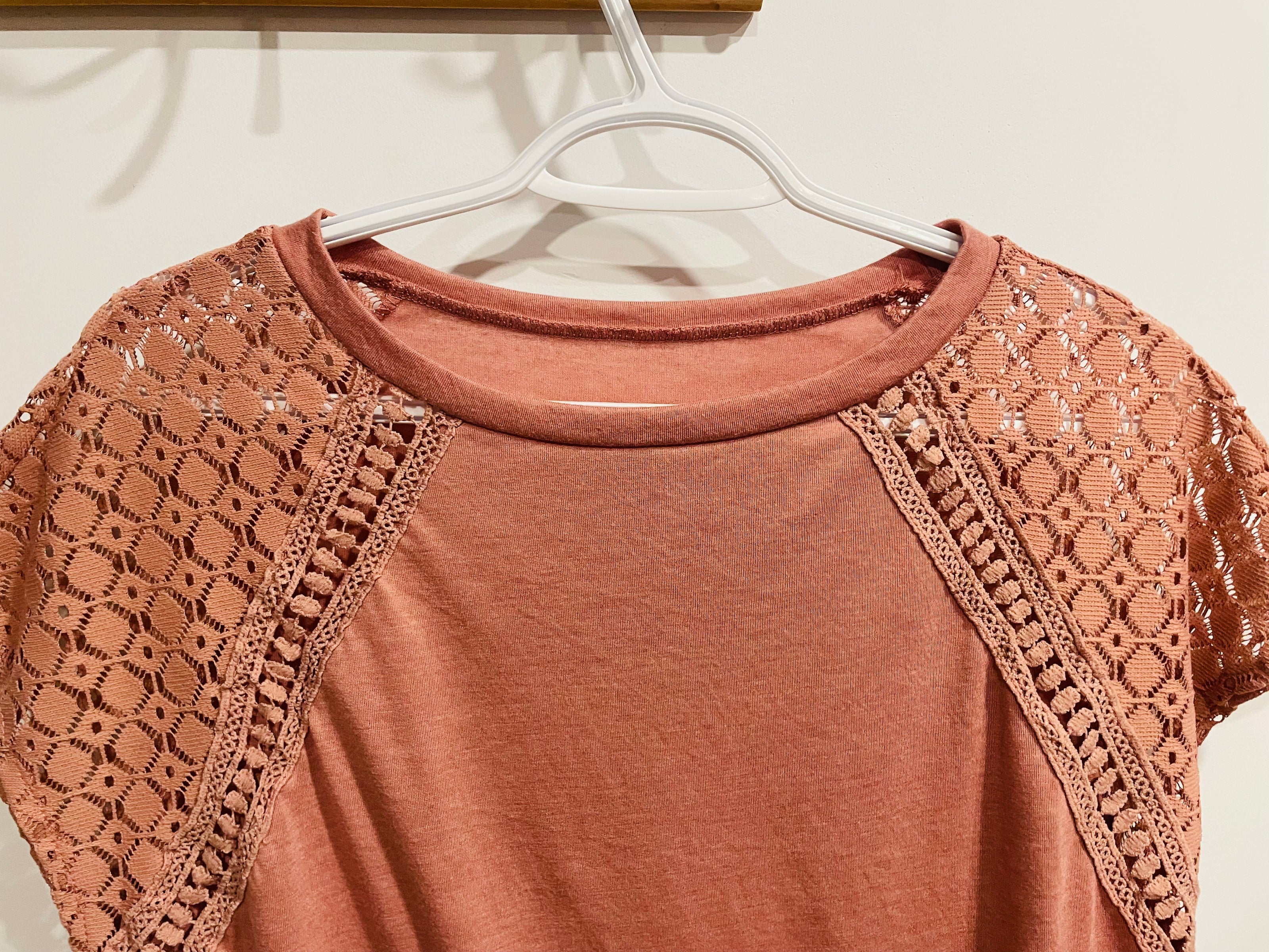 Haut rose terracotta - empiècements dentelle crochet - encolure ronde - manches courtes - Shein - Taille Large