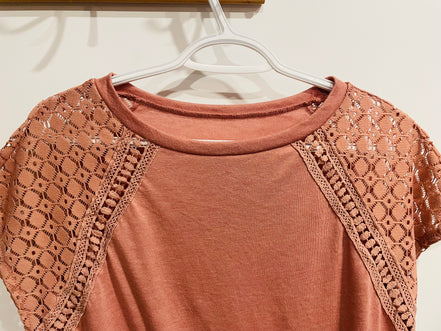 Haut rose terracotta - empiècements dentelle crochet - encolure ronde - manches courtes - Shein - Taille Large
