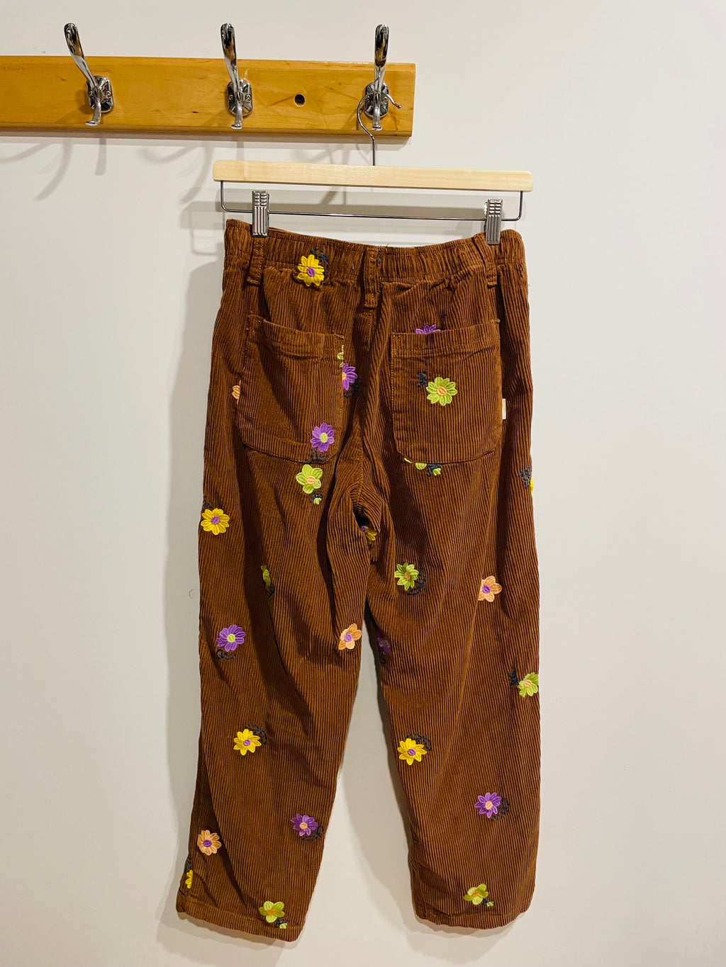 Pantalon corduroy & broderies florales - Urban Outfitters
