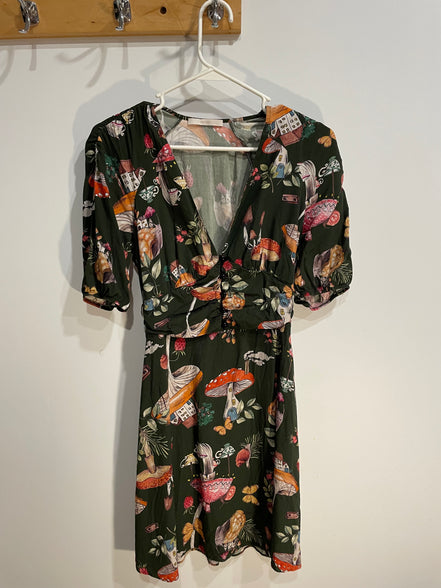 Robe verte motifs champignons, manches courtes bouffantes / Lez a Lez / Taille small