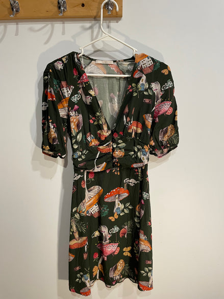 Robe verte motifs champignons, manches courtes bouffantes / Lez a Lez / Taille small