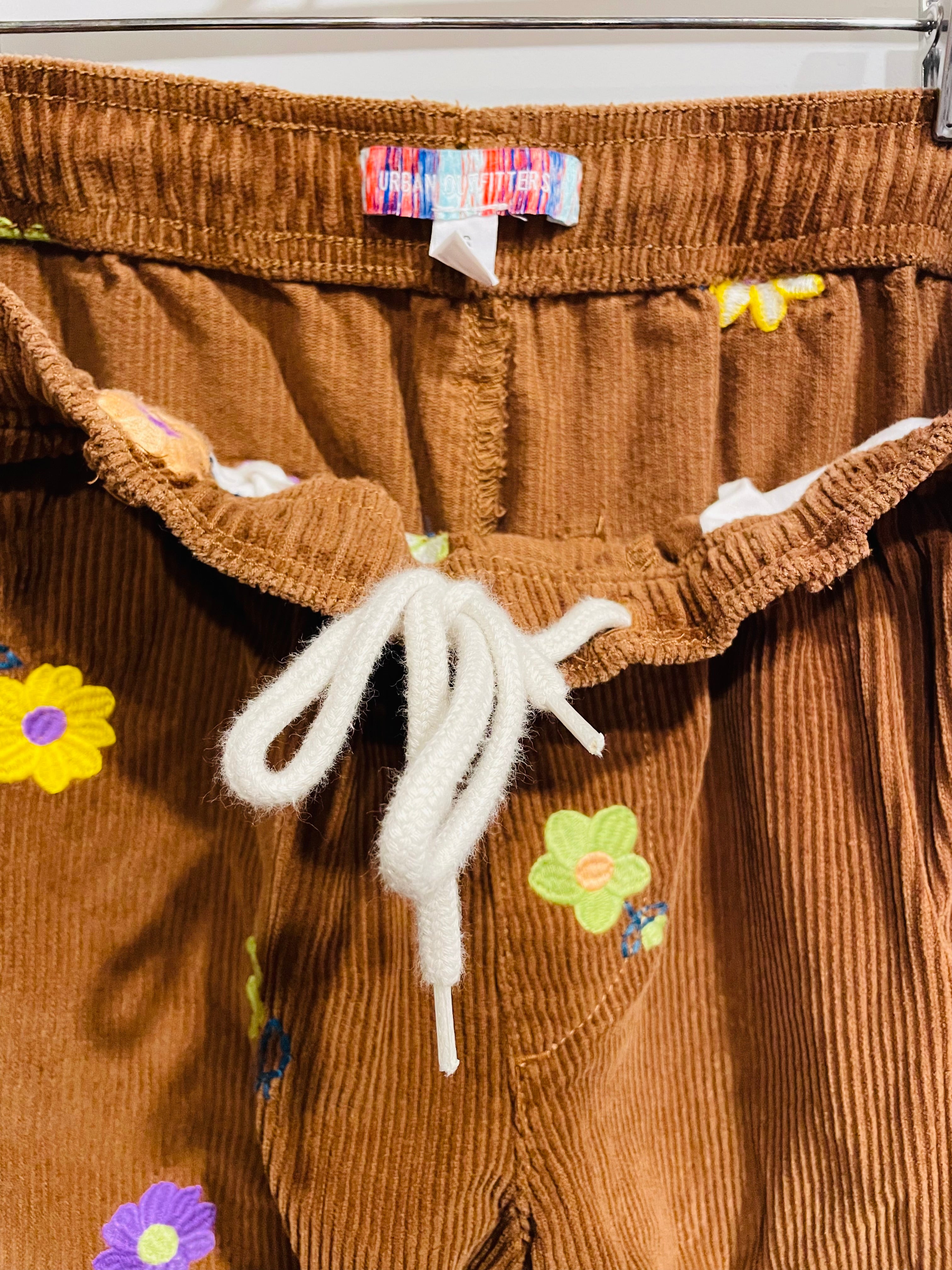 Pantalon corduroy & broderies florales - Urban Outfitters
