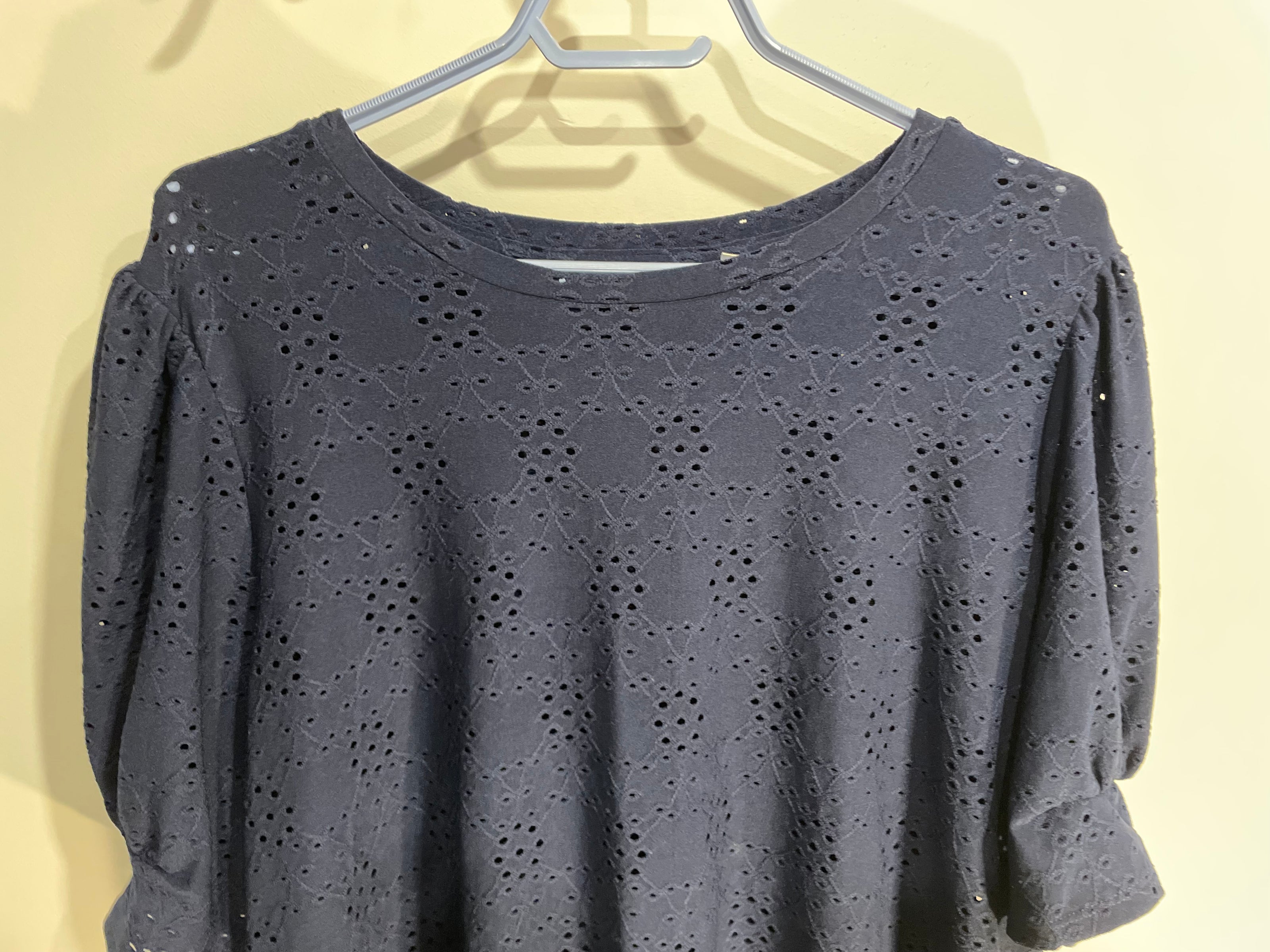 Haut bleu texture dentelle manches courtes / Blumind/ taille XL