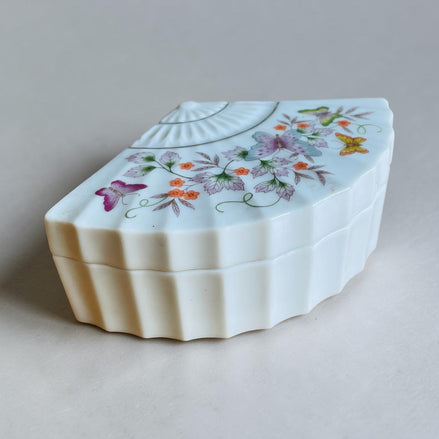 Petite boîte en céramique en forme d’éventail