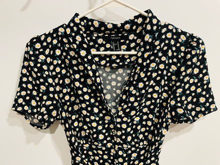 Robe courte col chemisier - fleurs de marguerite - Forever 21 - taille médium