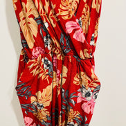 Jumpsuit Ananas Banana - rouge fleurie - col portefeuille et bretelles ajustables - taille Médium