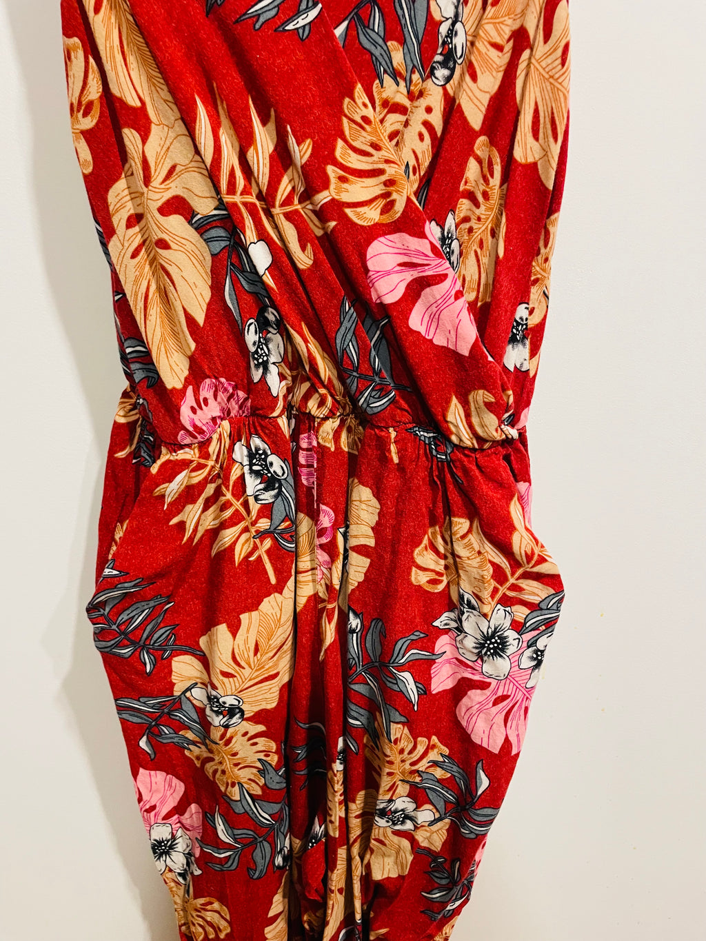 Jumpsuit Ananas Banana - rouge fleurie - col portefeuille et bretelles ajustables - taille Médium