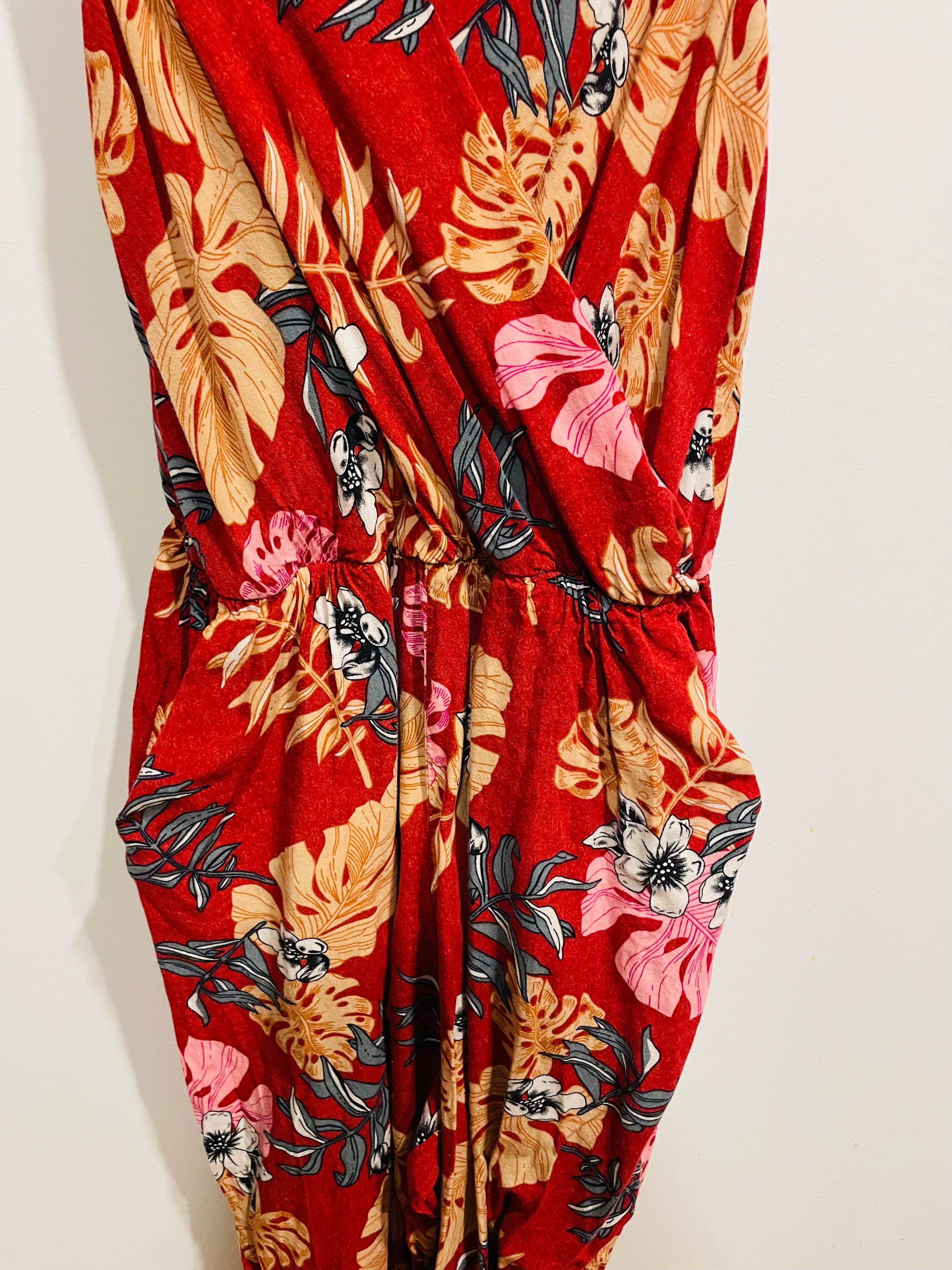 Jumpsuit Ananas Banana - rouge fleurie - col portefeuille et bretelles ajustables - taille Médium