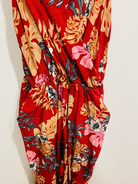 Jumpsuit Ananas Banana - rouge fleurie - col portefeuille et bretelles ajustables - taille Médium