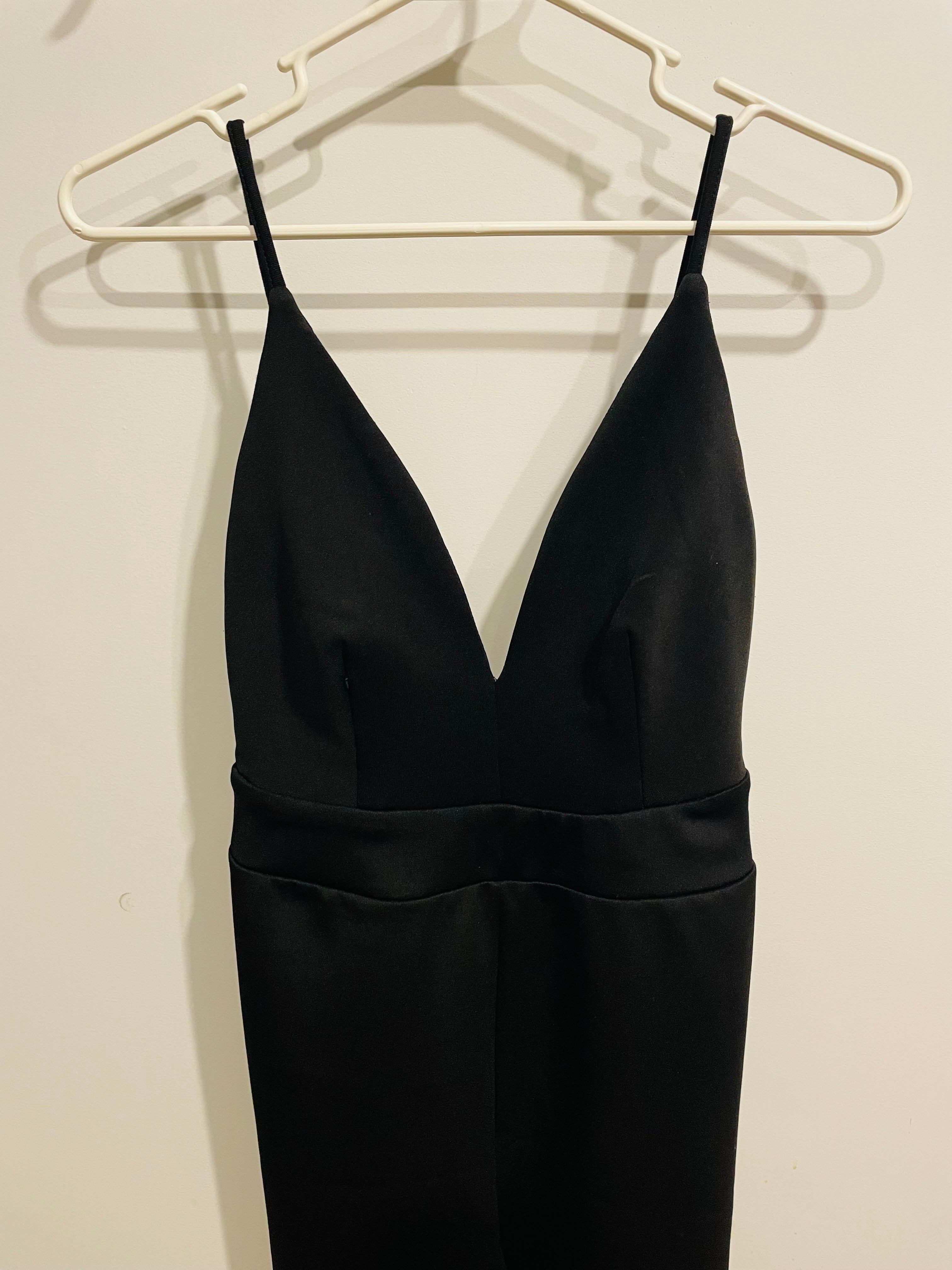 Jumpsuit noir a devant plongeant et a dos nu - Revamped - taille Small