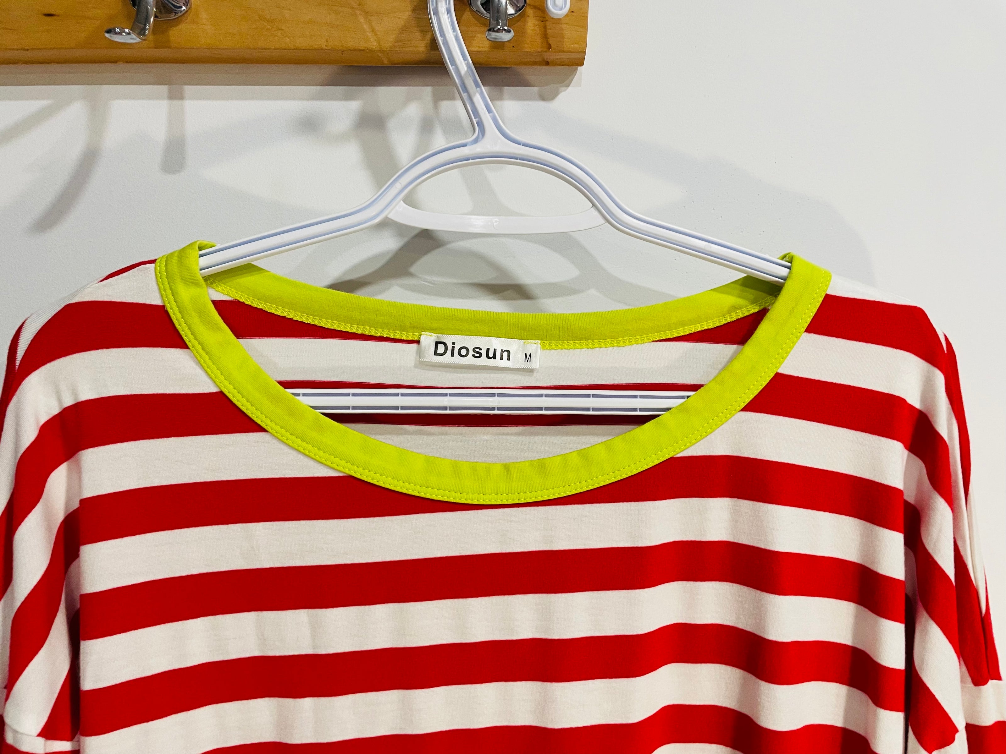 Chandail rayé blanc et rouge, manches et col jaune - Diosun - Taille Medium