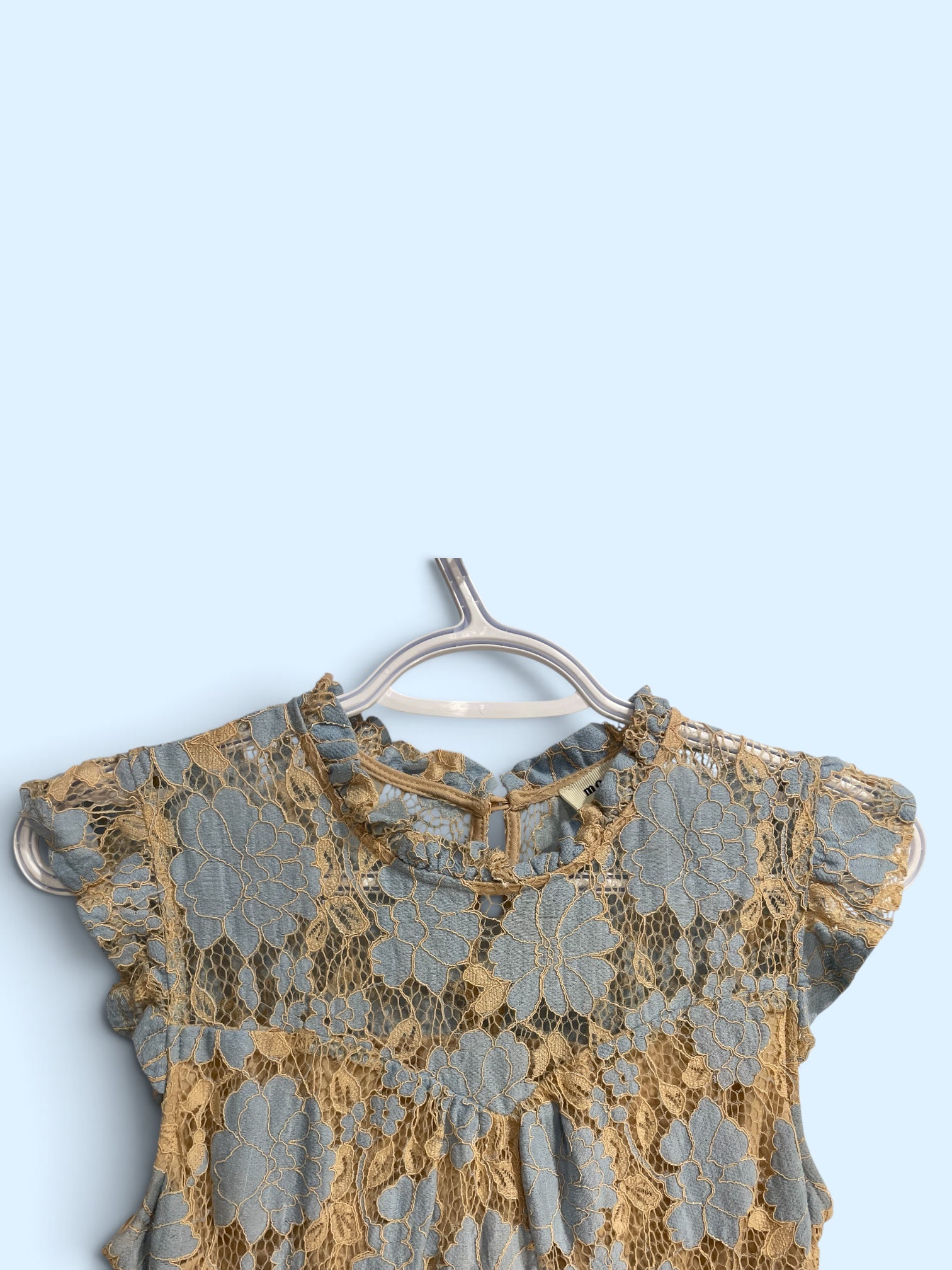 Robe courte, sans manches, bleue et beige, tissus dentelle/ Monteau / taille médium