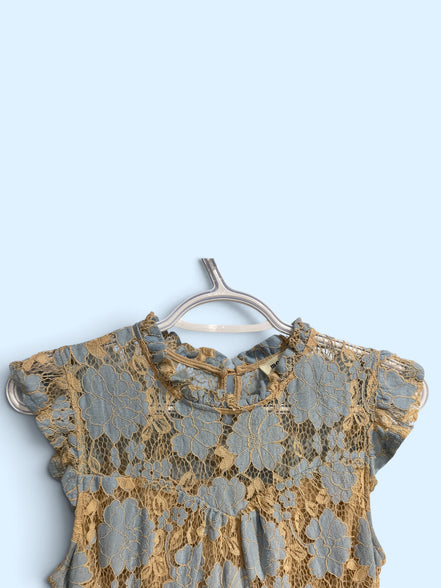 Robe courte, sans manches, bleue et beige, tissus dentelle/ Monteau / taille médium