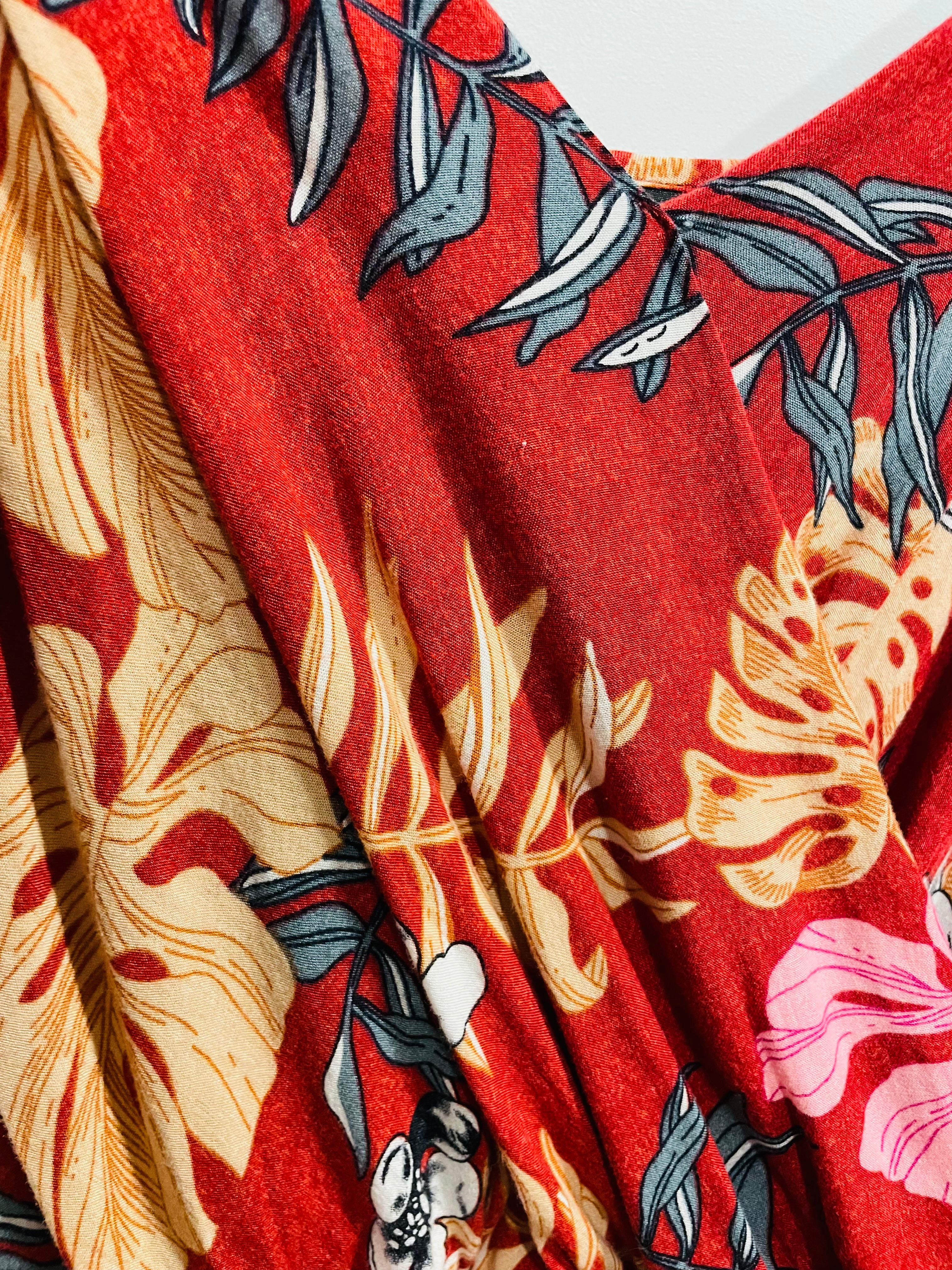 Jumpsuit Ananas Banana - rouge fleurie - col portefeuille et bretelles ajustables - taille Médium