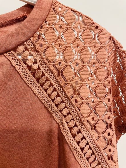Haut rose terracotta - empiècements dentelle crochet - encolure ronde - manches courtes - Shein - Taille Large