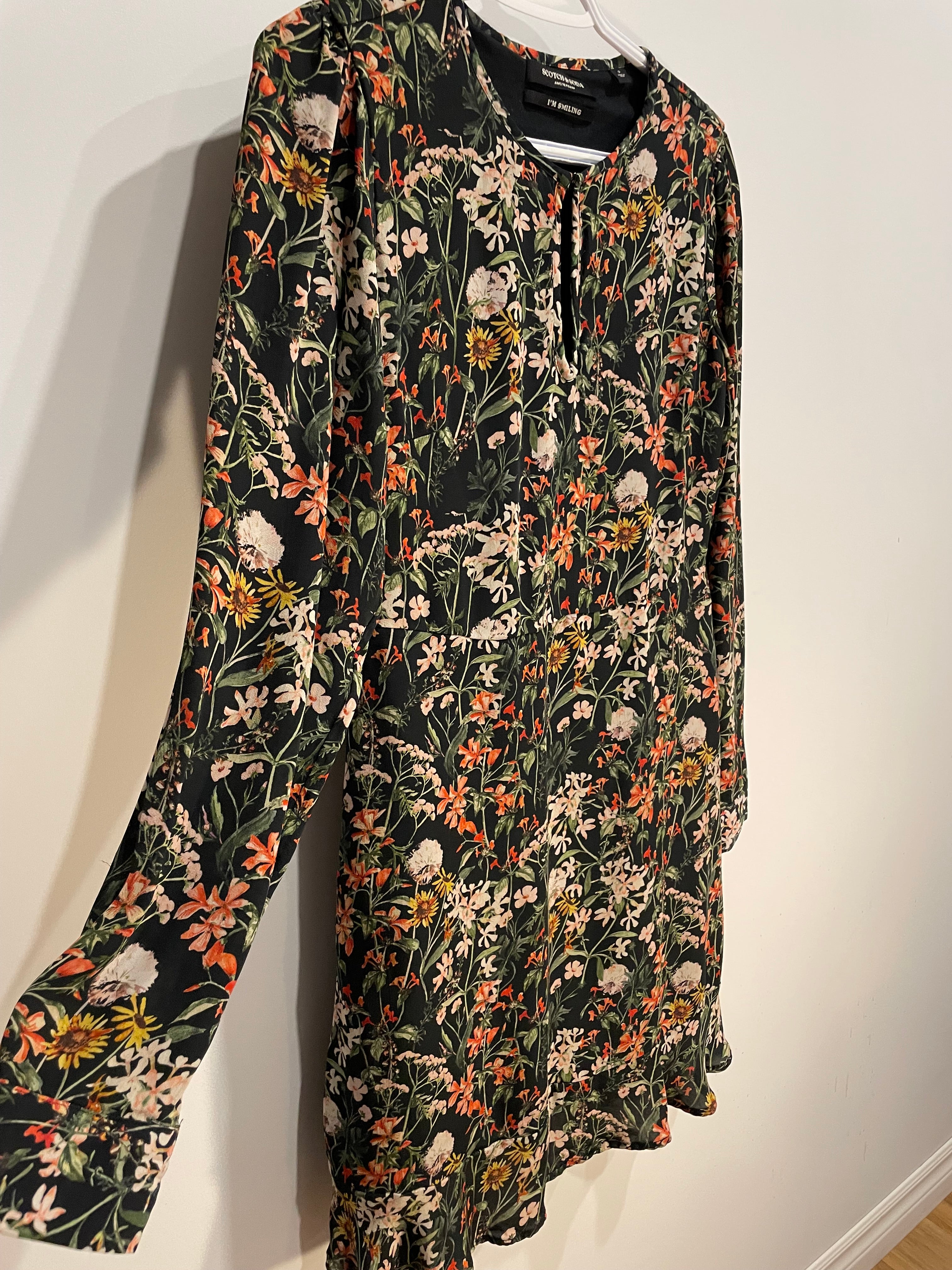 Robe noire et fleurie, courte, manches longues / Scotch & Soda / Taille small