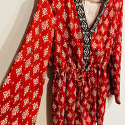Jumpsuit rouge Parisian - imprimé géométrique - col V brodé - manches longues - Grandeur 12