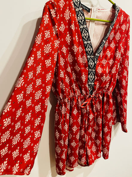 Jumpsuit rouge Parisian - imprimé géométrique - col V brodé - manches longues - Grandeur 12
