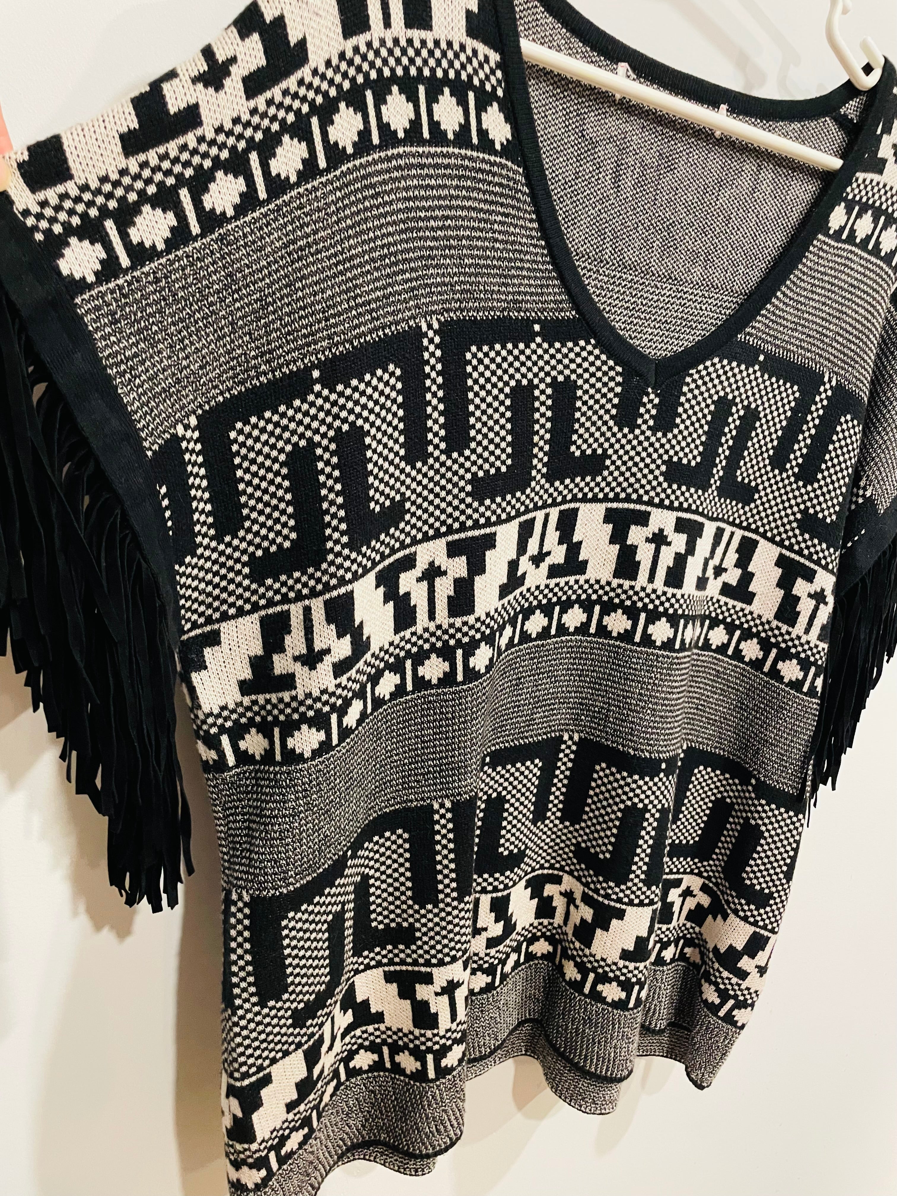 T shirt avec franges aux manches / taille Small
