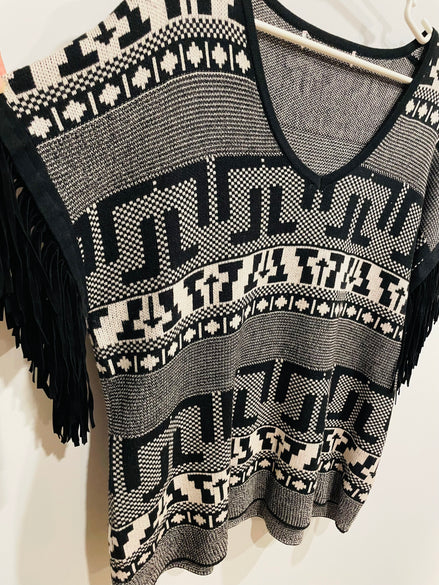 T shirt avec franges aux manches / taille Small